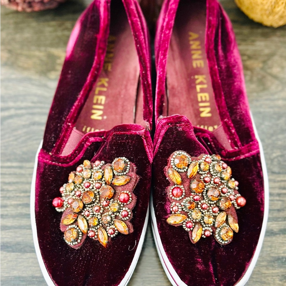 GORGEOUS Anne Klein Burgundy Velvet Loafers with Embellishments - Like New! - Picture 3 of 4